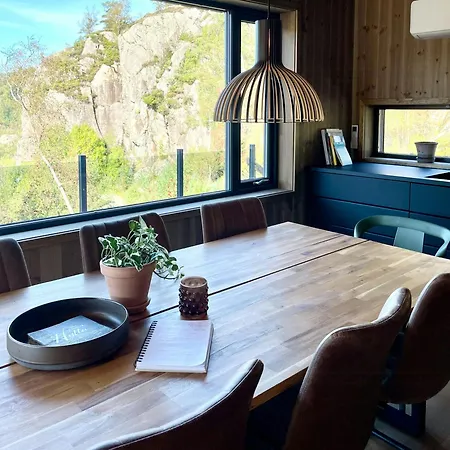 Cozy With View Over Avedalsvannet