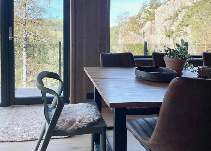 Feriehus Cozy With View Over Avedalsvannet