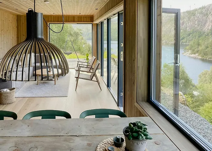 Cozy With View Over Avedalsvannet Feriehus